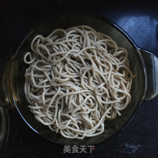 甘蓝黄瓜丝拌饸饹的做法步骤：1