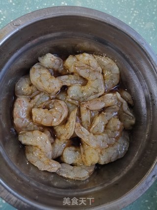 面包糠炒虾仁的做法步骤：1