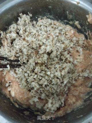 猪肉香菇薄荷丸子的做法步骤：2