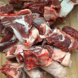 红烧牛腩的做法步骤：1