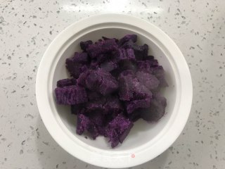 紫薯芝麻球的做法步骤：2