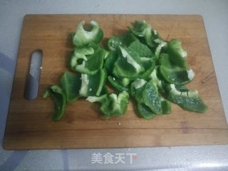 甜椒炒腊肉的做法步骤：1