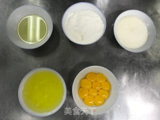 蓬松纸杯蛋糕（百分百成功）的做法步骤：1