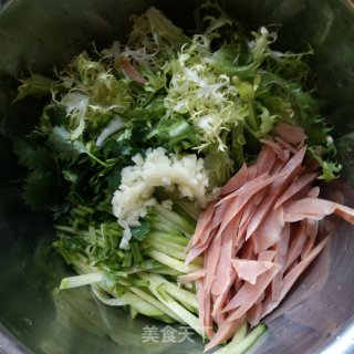 麻汁苦菊火腿肠拌黄瓜的做法步骤：2