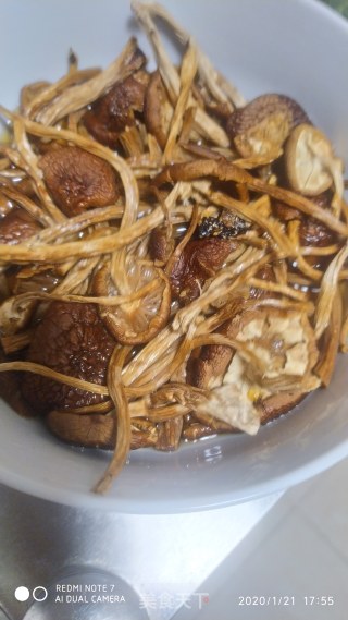 茶树菇焖鸡肉的做法步骤：2