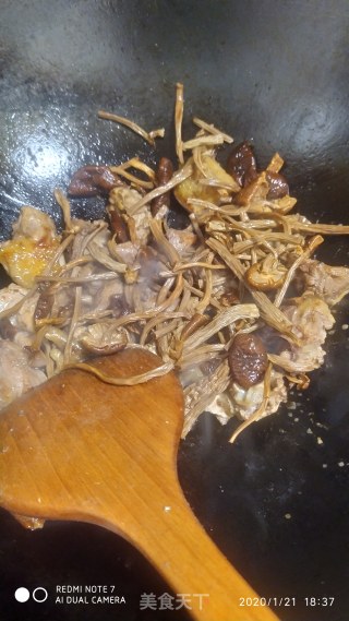 茶树菇焖鸡肉的做法步骤：4
