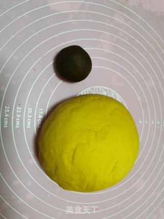 小熊维尼豆沙包的做法步骤：2
