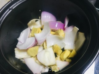 砂锅鱼头的做法步骤：3