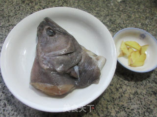 家常蒸鸦片鱼头的做法步骤：1