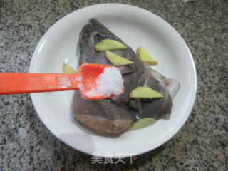 家常蒸鸦片鱼头的做法步骤：2
