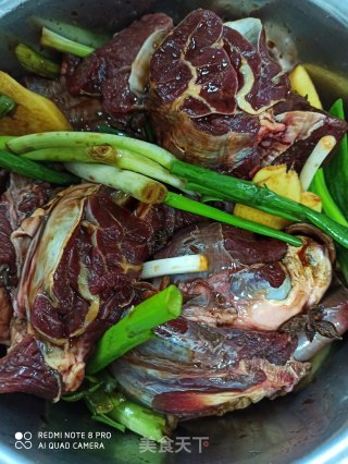 五香酱牛肉的做法步骤：1