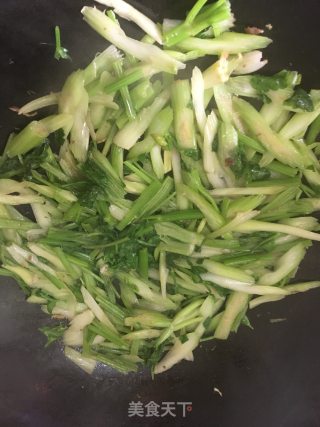 香芹炒牛肉的做法步骤：5