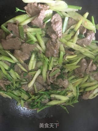 香芹炒牛肉的做法步骤：6