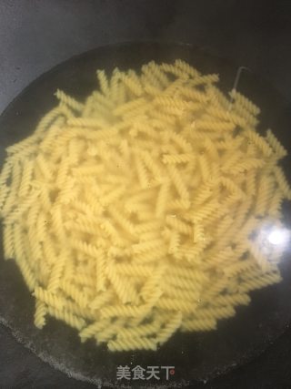 香葱鸡蛋螺旋面的做法步骤：2