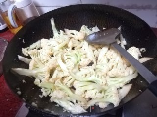 干煸腊肉菜花的做法步骤：4
