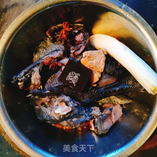 阿胶乌鸡的做法步骤：1
