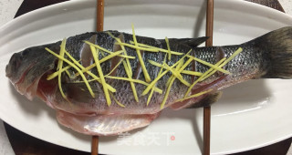 清蒸鲈鱼的做法步骤：2