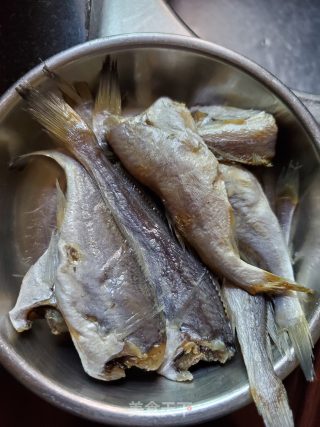 蒸黄花鱼干的做法步骤：1