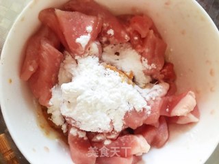 蒜台炒肉的做法步骤：2