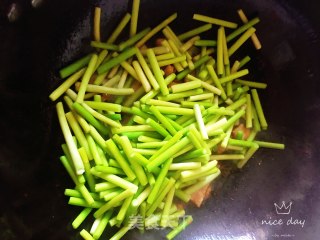 蒜台炒肉的做法步骤：9