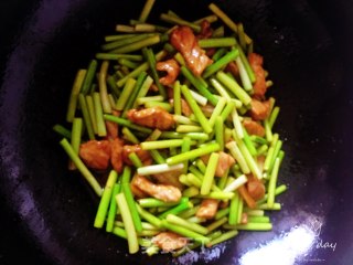 蒜台炒肉的做法步骤：10