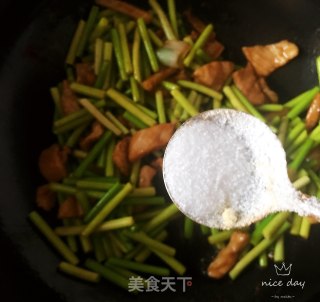 蒜台炒肉的做法步骤：11