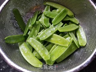 腊肠木耳炒荷兰豆的做法步骤：2