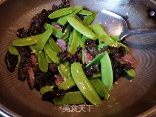 腊肠木耳炒荷兰豆的做法步骤：7