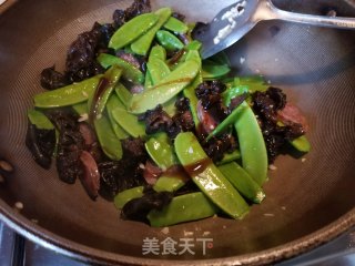 腊肠木耳炒荷兰豆的做法步骤：8