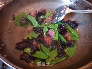 腊肠木耳炒荷兰豆的做法步骤：9