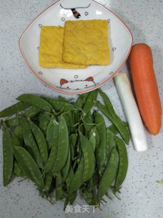 豆腐干炒荷兰豆的做法步骤：1