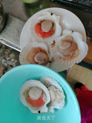 蒜蓉粉丝蒸扇贝的做法步骤：1