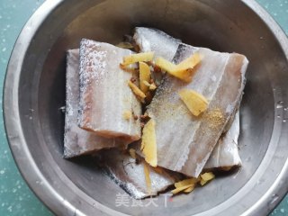 干炸带鱼的做法步骤：2