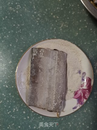 干炸带鱼的做法步骤：3