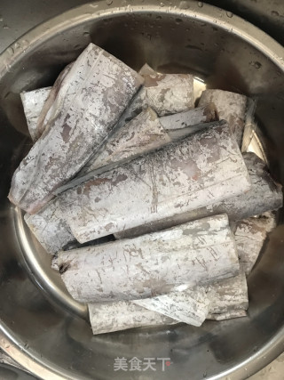 煎带鱼的做法步骤：1