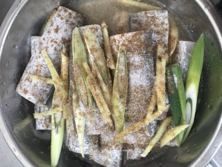 煎带鱼的做法步骤：2