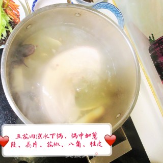 梅菜扣肉的做法步骤：1