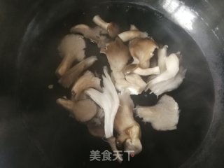 黄心菜平菇烩茄子的做法步骤：2