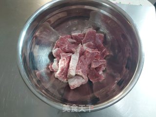 蘑菇炒牛肉的做法步骤：1