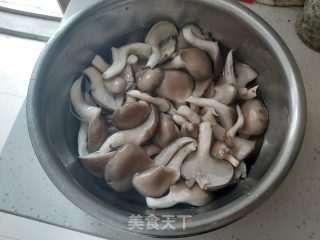 蘑菇炒牛肉的做法步骤：5