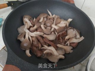 蘑菇炒牛肉的做法步骤：8
