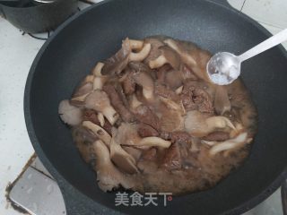 蘑菇炒牛肉的做法步骤：10