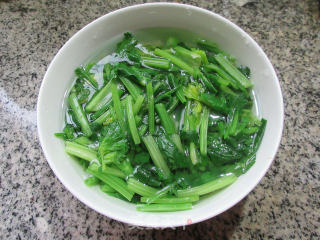 海蜇拌芹菜的做法步骤：4