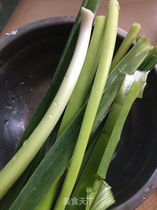 蒜苗黑木耳炒烧肉的做法步骤：2