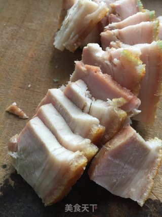 蒜苗黑木耳炒烧肉的做法步骤：3