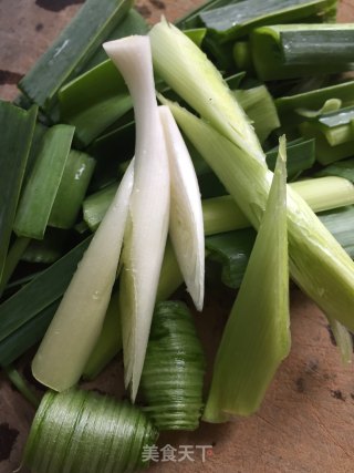 蒜苗黑木耳炒烧肉的做法步骤：4