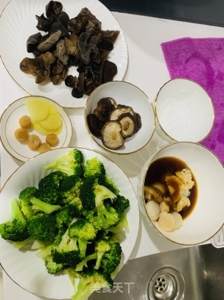 西兰花木耳香菇带子的做法步骤：1
