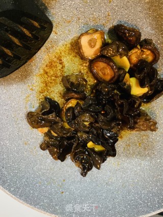 西兰花木耳香菇带子的做法步骤：6