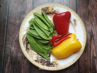 彩椒炒荷兰豆的做法步骤：1