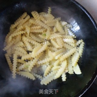 辣白菜炒琅琊土豆条的做法步骤：4